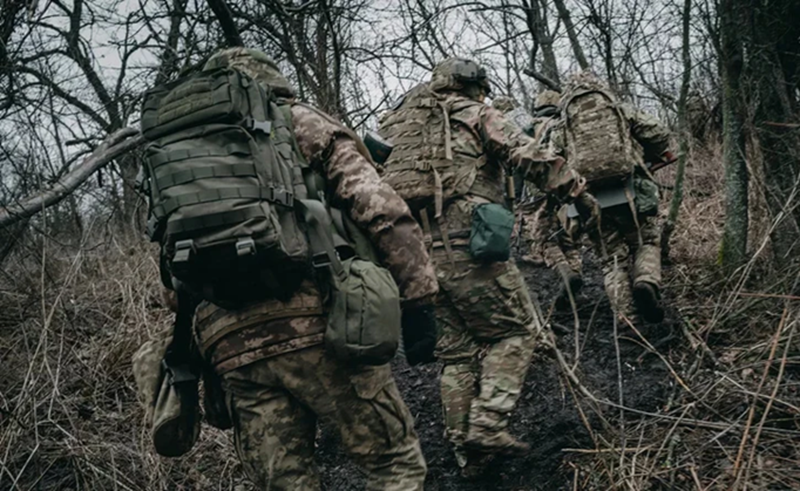 Ở phía bắc chiến tuyến, quân Nga tái chiếm làng Olgovka và đẩy Ukraine vào các khu rừng xung quanh làng. Hiện tại, bộ binh Nga đã vào khu rừng để tiến hành hoạt động dọn dẹp. Tại gần làng Kremianoye, hai bên xảy ra những trận chiến ác liệt và vẫn chưa có dấu hiệu dừng lại, nhưng khu vực này cơ bản hiện đã nằm hoàn toàn dưới sự kiểm soát của quân Nga. Ảnh: Washington Post.