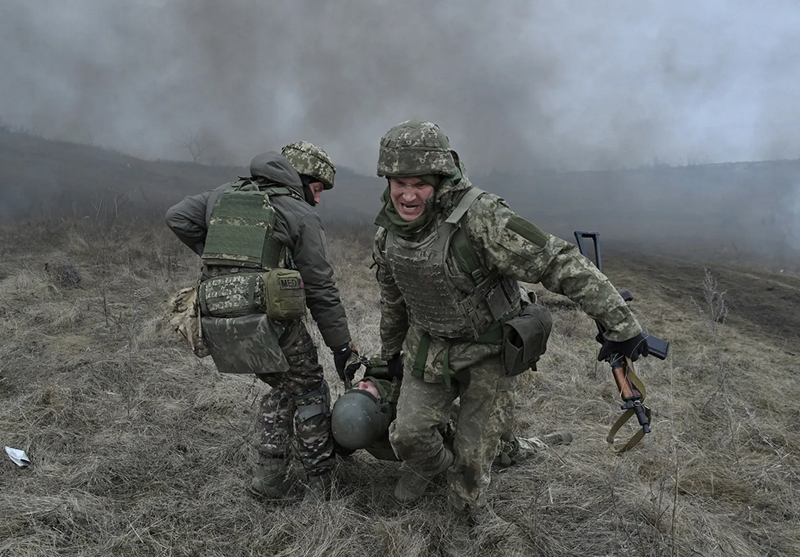 Từ video có thể thấy nhiều xe bọc thép của Nga đã bao vây quân Ukraine một cách chớp nhoáng từ đường và các cánh đồng bên cạnh. Để tránh hỏa lực mạnh từ các xe bọc thép, các binh sĩ Ukraine đã chạy thành nhóm vào một tòa nhà cũ nát để ẩn náu, nhưng sau đó bị hỏa lực từ các xe chiến đấu bộ binh Nga tấn công, để lại nhiều thương binh và thi thể trên mặt đất. Ảnh: Getty Images.