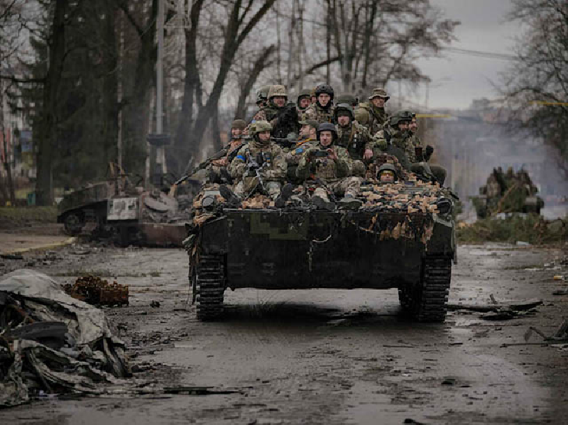 Trong khi đó, quân Ukraine tận dụng thời gian Nga tạm dừng tiến công để phát động cuộc phản công quy mô lớn hơn và điều thêm các đơn vị tinh nhuệ từ mặt trận phía đông Ukraine sang. Hiện tại, ở tỉnh Sumy của Ukraine, nhiều đơn vị cơ giới được điều động từ phía đông Ukraine và Kharkiv đang tập hợp lại, tái tổ chức, sau đó lần lượt tiến vào Kursk để tham gia chiến đấu. Ảnh: Reuters.