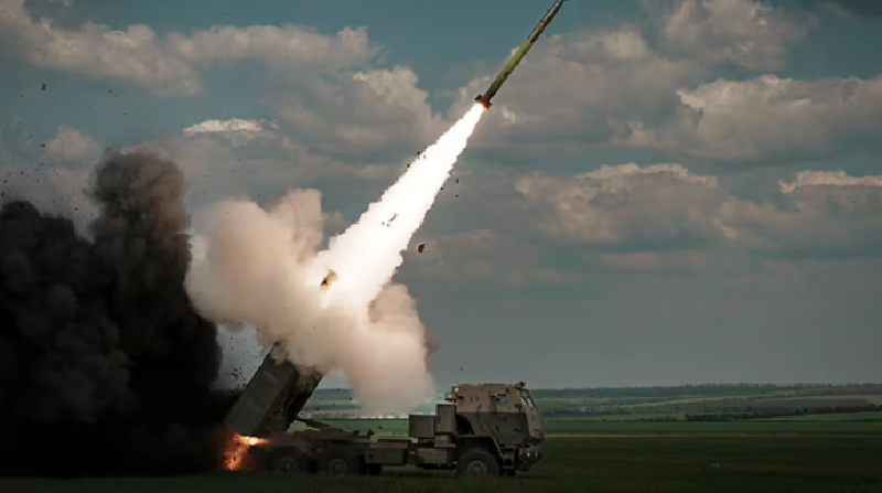 Hiện tại, lực lượng tên lửa và không quân của Nga đang hoạt động quá tải, tập trung ném bom các điểm tập kết của Quân đội Ukraine dọc theo tuyến đường Sumy, trong đó bao gồm cả máy bay trực thăng có vũ trang như Ka-52M và Mi-28. Ảnh: Pravda.