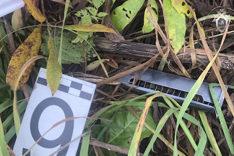 Báo cáo cho biết ít nhất ba phát đạn đã bắn vào cửa sổ bên của xe, Krenkov chết tại chỗ, và chiếc xe tiếp tục di chuyển cho đến khi đâm vào hàng rào của một ngôi nhà. Cảnh sát sau đó đã đến hiện trường và phát hiện rằng nghi phạm đã bỏ trốn sau khi gây án, khẩu súng lục được sử dụng trong vụ tấn công bị vứt lại trên bãi cỏ. Ảnh: lenta.ru.