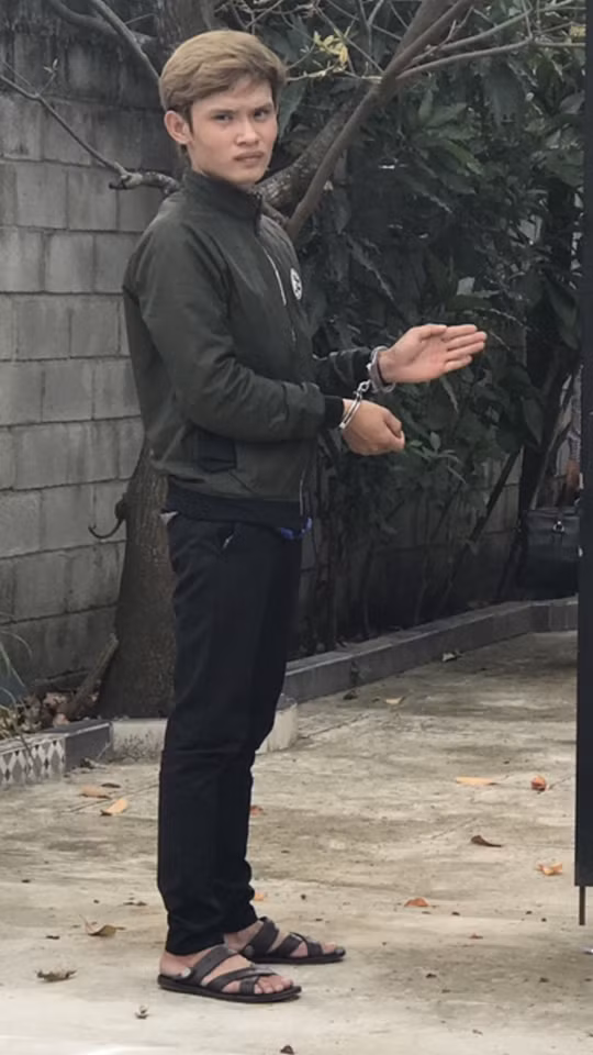 Đối tượng Thắng liên tục vái lạy bàn thờ gia chủ trước khi trộm cắp. Nguồn ảnh: NLĐ