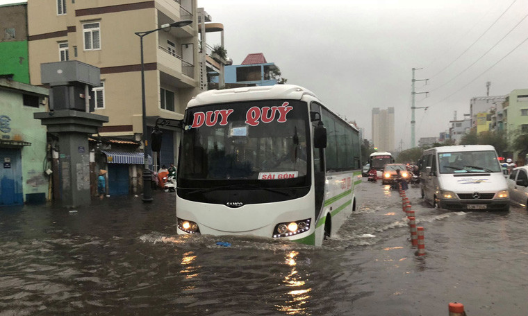 Hàng loạt khu vực trên địa bàn quận 5, 6, Bình Tân... bị ngập sâu. Có nơi mưa ngập đến nửa mét.