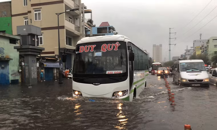 Hàng loạt khu vực trên địa bàn quận 5, 6, Bình Tân... bị ngập sâu. Có nơi mưa ngập đến nửa mét.