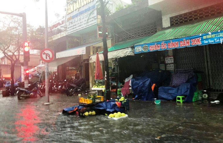 Trận mưa lớn chiều 8/9 cũng khiến nhiều tuyến đường khác như Tân Hưng, Phạm Hữu Chí, Thuận Kiều, Châu Văn Liêm (quận 5), Minh Phụng, khu Bình Phú (quận 6)… bị ngập lênh láng. 