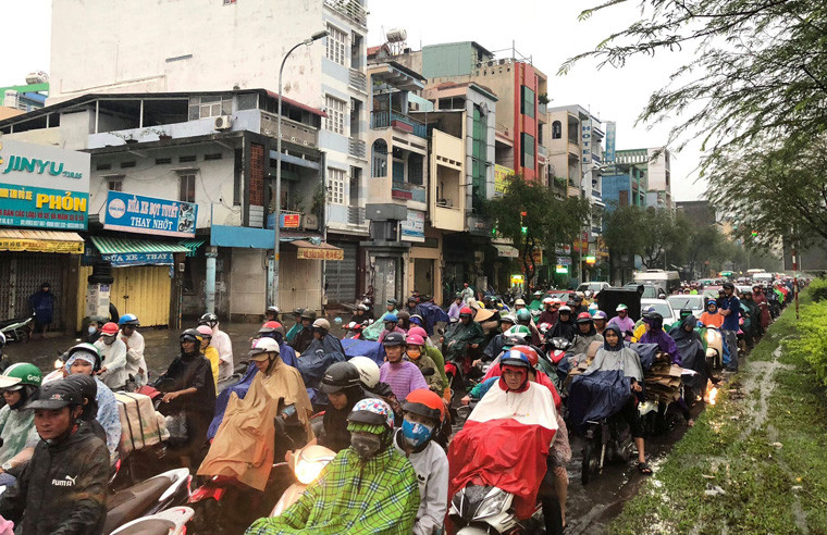 Mưa ngập đúng vào giờ cao điểm chiều khiến giao thông ùn ứ kéo dài. 