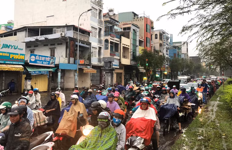 Mưa ngập đúng vào giờ cao điểm chiều khiến giao thông ùn ứ kéo dài. 