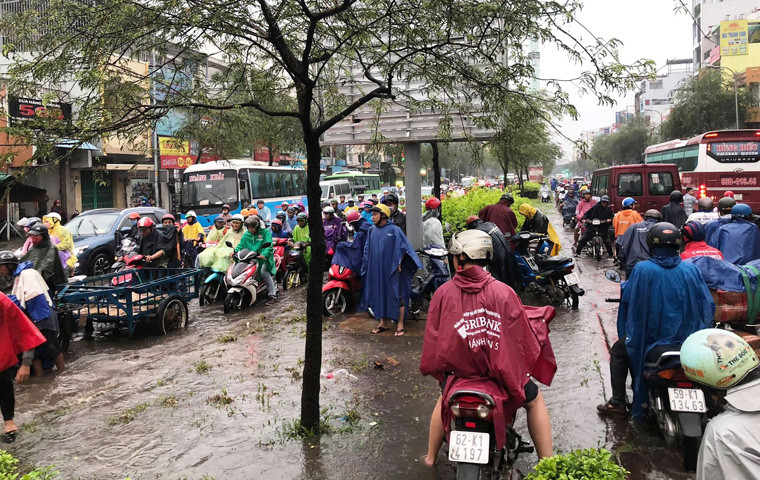 Giao thông hàng loạt tuyến đường một phen hỗn loạn.