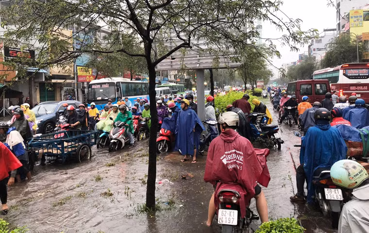 Giao thông hàng loạt tuyến đường một phen hỗn loạn.