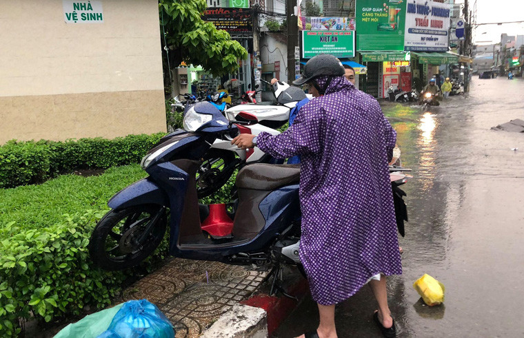 Xe cộ chết máy la liệt vì đường ngập nước.