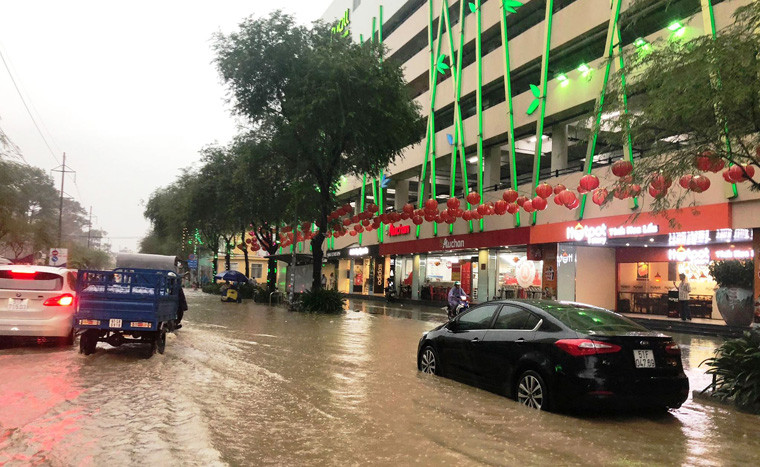 Theo Công ty thoát nước đô thị TP.HCM, trận mưa chiều 8/9 với lượng mưa đo được tại trạm Phú Lâm là 127.8mm, trạm An Lạc là 102.8mm… 