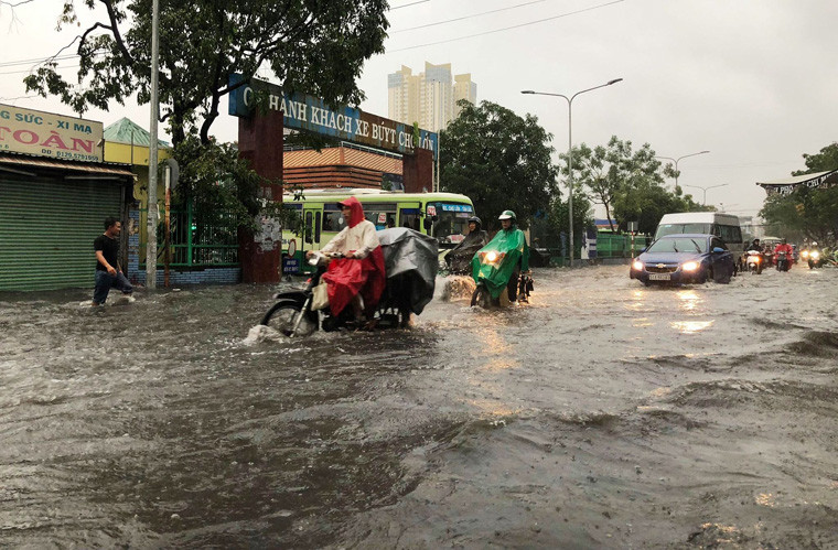 Trên đường Hồng Bàng, đoạn từ khu vực tòa nhà Thuận Kiều đến cầu vượt Cây Gõ (quận 6), cả đoạn đường ngập sâu đến nửa xe máy khiến hàng loạt phương tiện di chuyển qua đây bị chết máy.