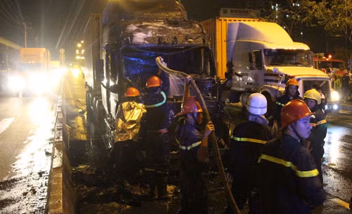 Dang luu thong tren xa lo Ha Noi, xe container phat no chay trui cabin-Hinh-2