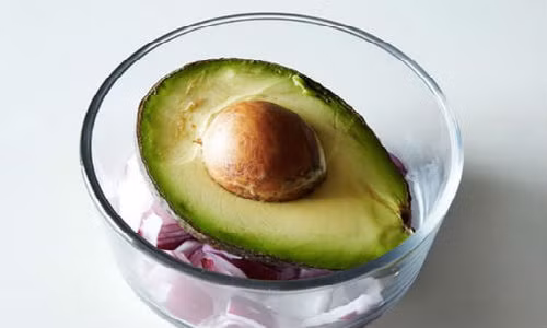 Cất miếng bơ cắt dở vào hộp kín cùng vài lát hành tây, bơ sẽ tươi lâu, không bị hỏng. Ảnh: Pure.