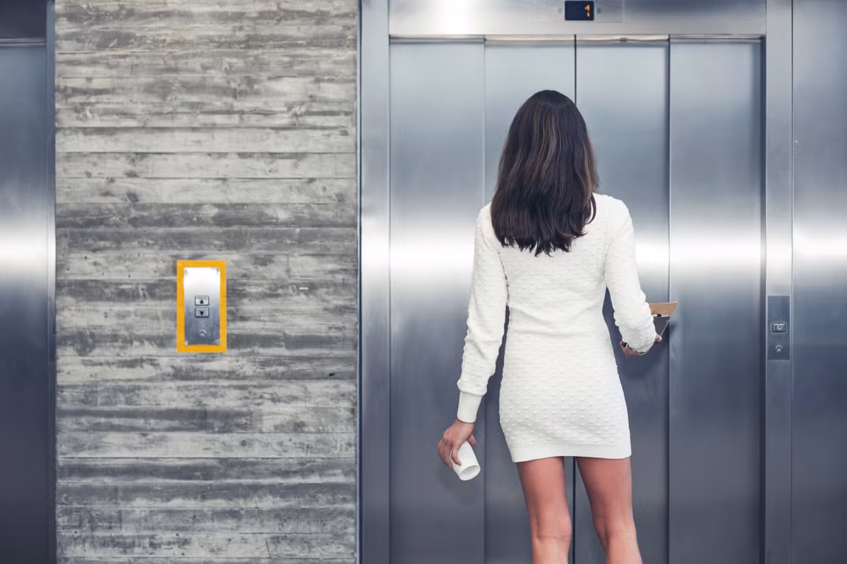 Người có thói quen chú ý đến màn hình thang máy khá cẩn thận, xem xét mọi việc thật kỹ lưỡng trước khi đưa ra quyết định. Ảnh minh họa: Sogeti.