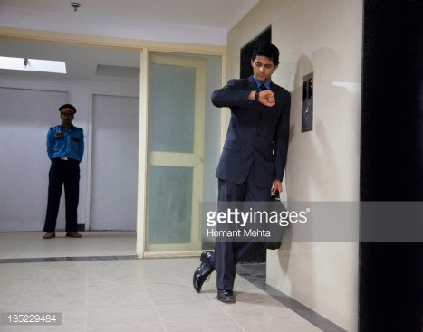 Thường xuyên nhìn đồng hồ cho thấy chủ nhân khá nóng vội, luôn muốn hoàn thành mọi việc trước thời hạn. Ảnh minh họa: Gettyimages.