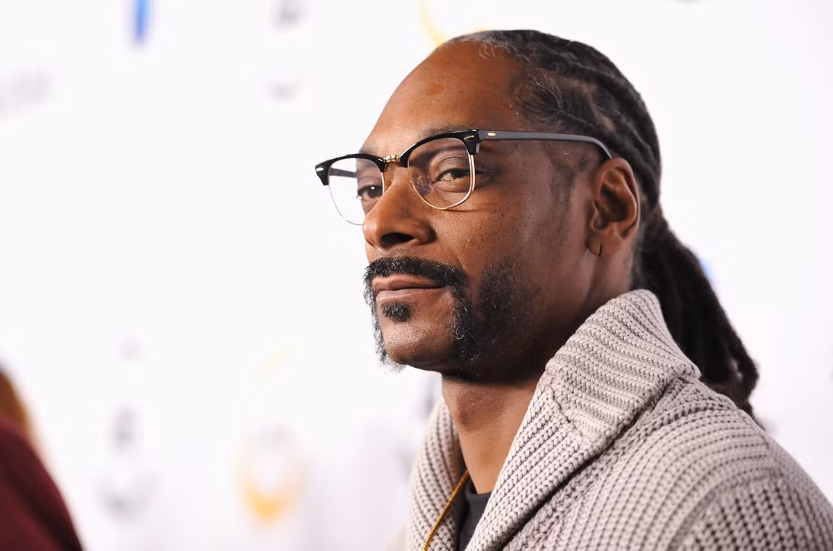 Thực tế, sau hơn 20 năm lăn lộn theo đuổi sự nghiệp âm nhạc, Snoop Dogg đã trở thành một huyền thoại sống. Bước vào tuổi 40, Snoop Dogg trở thành một doanh nhân có tiếng và thành đạt trong ngành marketing. Ảnh: Billboard.