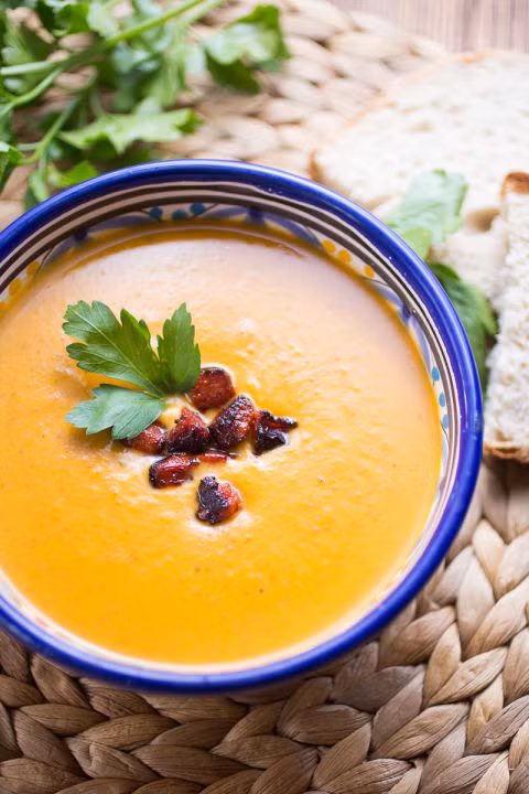 Súp khoai lang Chorizo đặc biệt gây nghiện chính là ở Chorizo - một loại xúc xích được làm từ thịt lợn thái nhỏ hoặc xay nhuyễn thêm tỏi, thảo dược và đặc biệt là paprika – một loại ớt cay ngọt của Tây Ban Nha. Ảnh: Countryliving.