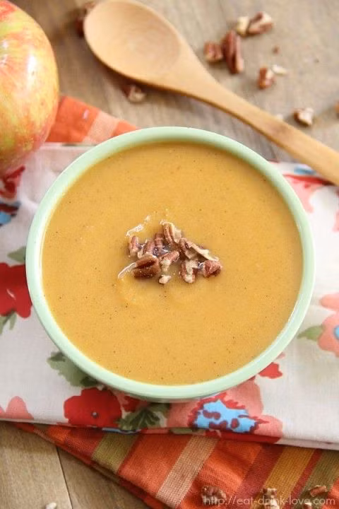 Súp khoai lang táo chắc chắn là món khai vị mà cả bạn và những đứa trẻ nhà bạn đều yêu thích bởi vị béo ngậy của khoai lang hòa quyện trong vị ngọt thanh của táo. Ảnh: Eat-drink-love.