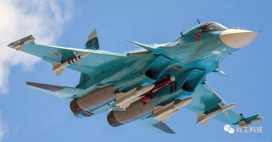 "Thú mỏ vịt" Su-34 là loại máy bay tiêm kích bom tiên tiến hai chỗ ngồi, thuộc thế hệ 4+ của Nga, có khả năng tiêu diệt mục tiêu mặt đất, trên biển và trên không trong mọi điều kiện thời tiết.