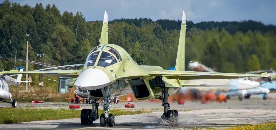 Trong tương lai, máy bay chiến đấu tàng hình J-20 của Không quân Trung Quốc có thể được phát triển thành máy bay ném bom tàng hình hai chỗ ngồi, như vậy khả năng chiến đấu của nó vượt xa so với Su-34; J-20 có thể thâm nhập qua lưới phòng không của đối phương, tỷ lệ sống sót và hiệu quả chiến đấu của nó cao hơn nhiều so với Su-34.