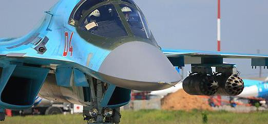 Hiện nay, trong biên chế của lực lượng không quân Trung Quốc có máy bay tiêm kích bom JH-7 có tính năng giống như của Su-34. Tuy nhiên, Su-34 là mẫu máy bay kế nhiệm của Su-24, nên có tính năng kỹ chiến thuật vượt trội JH-7 trong chiến đấu; khả năng, hiệu suất tổng thể cũng cao hơn rất nhiều so với JH-7.