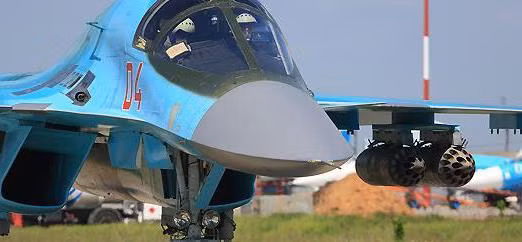 Hiện nay, trong biên chế của lực lượng không quân Trung Quốc có máy bay tiêm kích bom JH-7 có tính năng giống như của Su-34. Tuy nhiên, Su-34 là mẫu máy bay kế nhiệm của Su-24, nên có tính năng kỹ chiến thuật vượt trội JH-7 trong chiến đấu; khả năng, hiệu suất tổng thể cũng cao hơn rất nhiều so với JH-7.