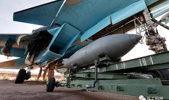 Tuy nhiên, Không quân và Hải quân Trung Quốc được trang bị tiêm kích bom JH-7 với số lượng lớn và trở thành nhân tố khó thay thế trong biên chế của hải quân và không quân Trung Quốc hiện nay.