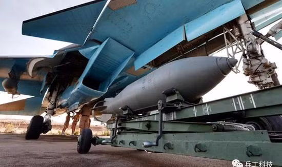 Tuy nhiên, Không quân và Hải quân Trung Quốc được trang bị tiêm kích bom JH-7 với số lượng lớn và trở thành nhân tố khó thay thế trong biên chế của hải quân và không quân Trung Quốc hiện nay.