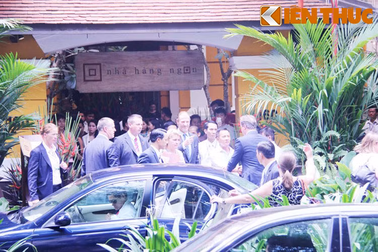 Người dân TP HCM nồng nhiệt chào đón Thủ tướng Anh và vinh dự được Ngài Thủ tướng bắt tay thăm hỏi. 