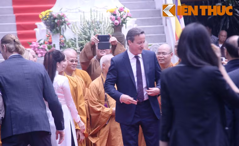 Ngài Thủ tướng cám ơn sự đón tiếp tuyệt vời của Sư trụ trì, Tăng ni...