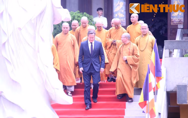Thủ tướng David Cameron vô cùng hân hoan và bày tỏ sự vui mừng khi đến thăm chùa Vĩnh Nghiêm...