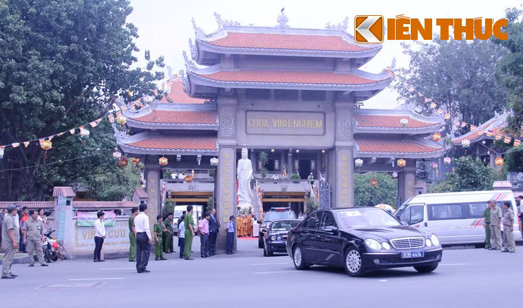 13h cùng ngày, Thủ tướng Liên hiệp Vương quốc Anh và Bắc Ireland, -David Cameron cùng phái đoàn đã rời chùa Vĩnh Nghiêm đến sân bay quốc tế Tân Sơn Nhất kết thúc tốt đẹp chuyến thăm lần đầu tiên đến Việt Nam