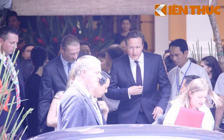 Cũng tại TP HCM, Thủ tướng Anh đã tham dự Diễn đàn Doanh nghiệp Việt – Anh, gặp gỡ các nhà đầu tư Anh và Việt Nam tại Sở Giao dịch chứng khoán TP HCM. Sau đó Thủ tướng David Cameron đã tạo một bất ngờ vô cùng thú vị khi ghé thăm một nhà hàng giữa trung tâm Sài Gòn. 