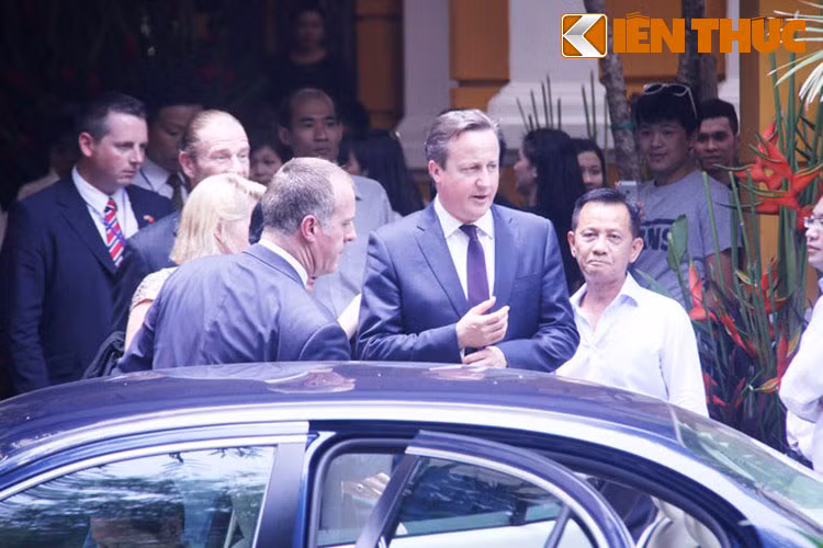 Hình ảnh giản dị, gần gũi của Thủ tướng Vương quốc Anh David Cameron trên đường phố Sài Gòn gây ấn tượng mạnh với người dân và du khách. 