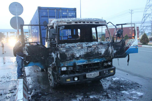 Xe dau keo chay rui gan tru so canh sat PCCC-Hinh-2