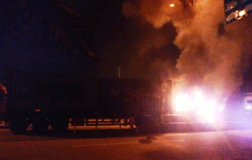 Xe dau keo chay rui gan tru so canh sat PCCC