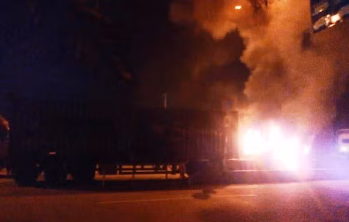 Xe dau keo chay rui gan tru so canh sat PCCC