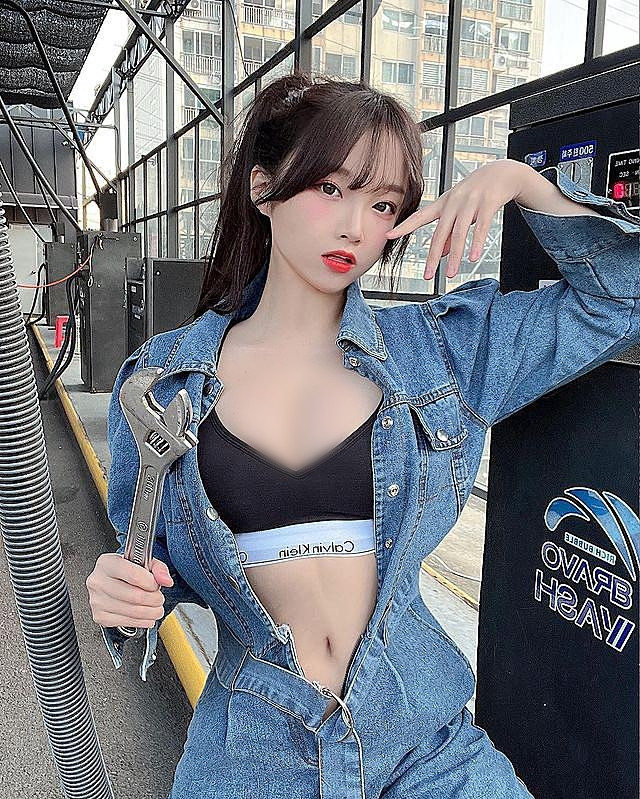 Những hình ảnh của Kim Ah-young - một hot girl cực nổi ở Hàn Quốc - trong trang phục thợ sửa xe gợi cảm đã được lan truyền chóng mặt trên các diễn đàn, trang mạng.