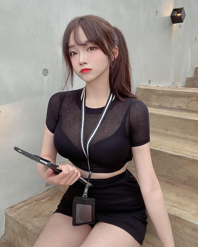 Trong ảnh là hot girl Kim Ah-young diện một set đồ đen cực đơn giản, nhấn ở thiết kế xuyên thấu và ngắn, khoe trọn vẹn đường cong cơ thể đẹp ma mị.