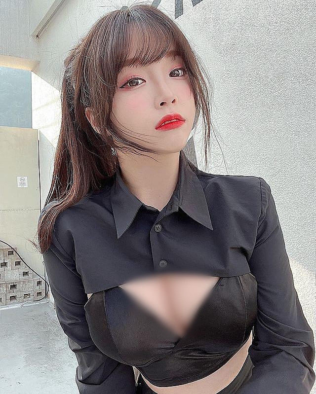 Cô nàng thu hút lượng người hâm mộ lớn nhờ ngoại hình nóng bỏng và tính cách dễ thương.