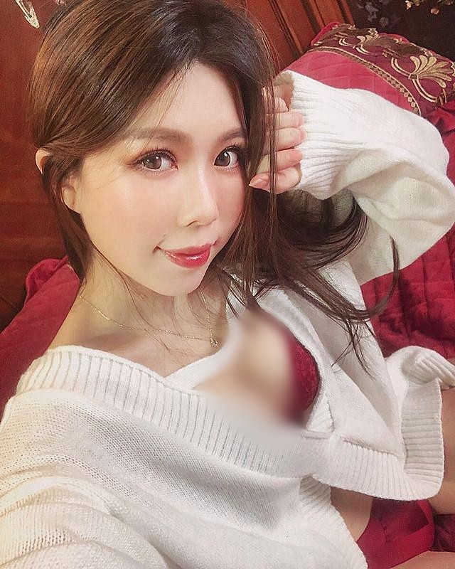 A Tương không lên tiếng thừa nhận hay phản đối, cô nàng giữ thái độ im lặng khi bị mắng chửi.