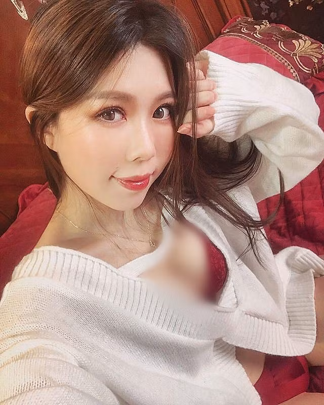 A Tương không lên tiếng thừa nhận hay phản đối, cô nàng giữ thái độ im lặng khi bị mắng chửi.