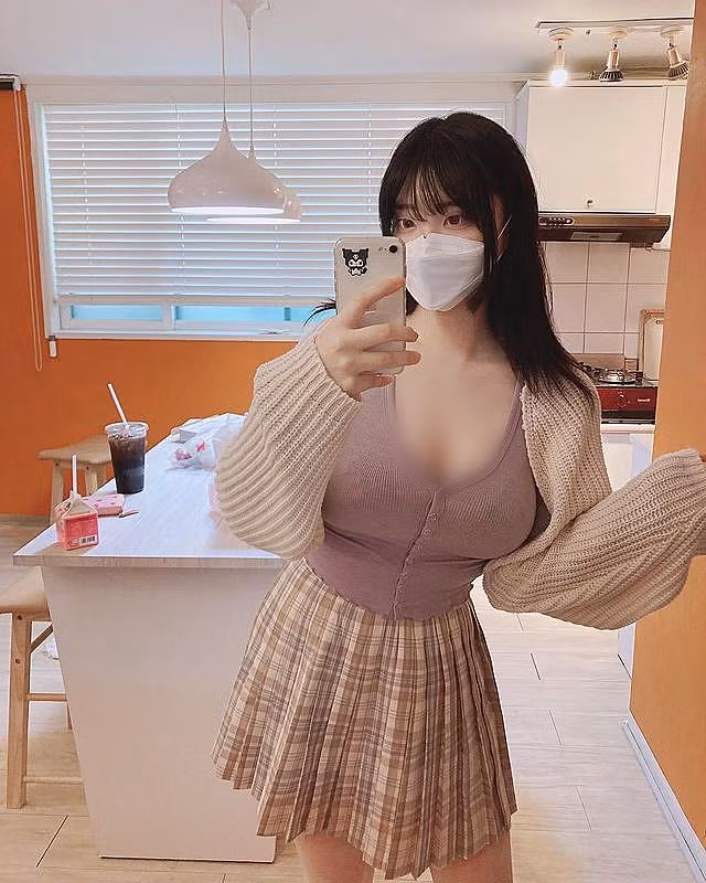 Ý thức được vẻ đẹp hình thể, Hana Song cũng thường xuyên sử dụng những trang phục giúp cô nàng tôn được tối đa dáng vóc của mình.