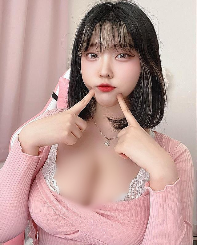 Vẻ đẹp của Hana Song là sự tổng hòa giữa gợi cảm và thanh thuần. Sở hữu khuôn mặt ngây thơ như búp bê nhưng thân hình của hot girl lại cực kỳ quyến rũ.