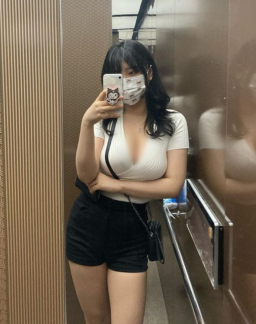 Có thể thấy, vẻ đẹp hình thể của Hana Song rất đáng ngưỡng mộ, dù không cầu kỳ, cô nàng vẫn toát lên dáng vẻ quyến rũ.