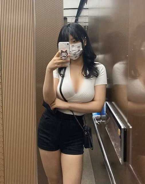 Có thể thấy, vẻ đẹp hình thể của Hana Song rất đáng ngưỡng mộ, dù không cầu kỳ, cô nàng vẫn toát lên dáng vẻ quyến rũ.