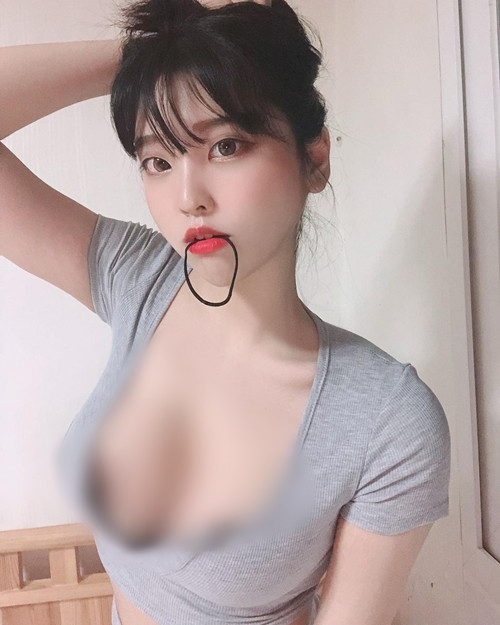 Xem thêm một số hình ảnh xinh đẹp, táo bạo của hot girl Hana Song.