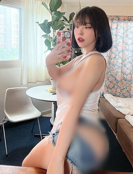 Đôi lúc, cô nàng cũng thử sức với những thiết kế cắt xẻ siêu táo bạo, khiến người hâm mộ được phen ngỡ ngàng, ví dụ như chiếc quần short rách phía sau, để lộ gần như hoàn toàn vòng ba này.