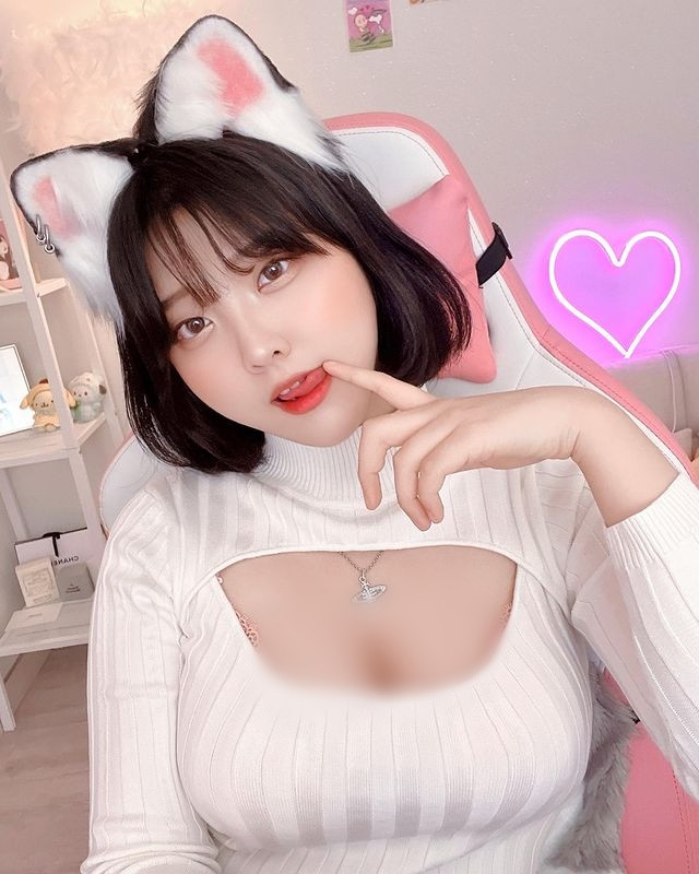 Theo cô nàng, vẻ đẹp tự nhiên vẫn là vẻ đẹp tuyệt vời nhất và Hana Song tự hào rằng cô nàng đẹp tự nhiên, không can thiệp dao kéo vào bất cứ bộ phận nào trên cơ thể.